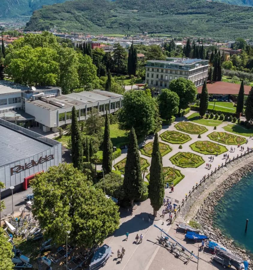 Il Centro Congressi di Riva del Garda visto dall'alto, tra i giardini e il lago